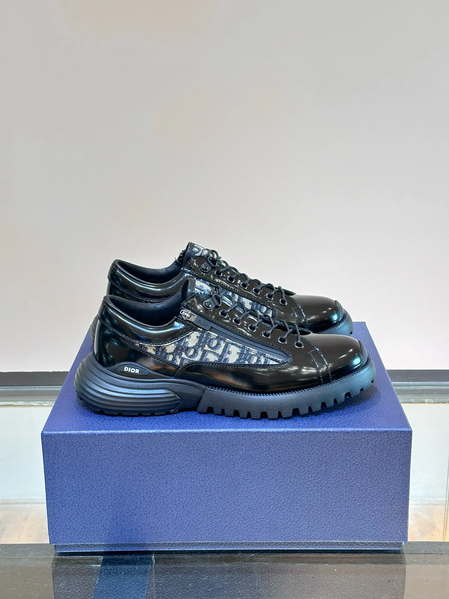 Factory price: 540💰◾️▫️Dior Combat Derby shoes are a new product in the 2024 spring men's wear series, presenting a mixed style that combines fashion design with sports elements. Crafted from black buffed calfskin leather with beige and black Oblique print panels on the sides and tongue. Designed with laces and technical zipper closure, the lightweight mixed-style sole highlights the charm of high-end customization. The Dior signature on the side enhances the style and will add a trendy touch to any look this season. Size: 39-44 (customized at 38.45)